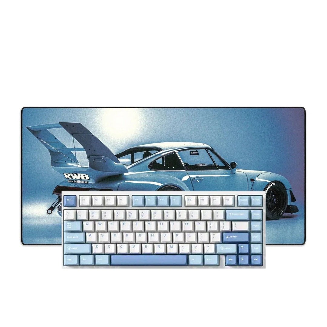 sviesiai-melynas-zaidimu-rinkinys-mchose-g-pro-lit-mousepad-vaporwave-porsche Šviesiai Mėlynas Žaidimų Rinkinys - MCHOSE G75 PRO + „LIT Mousepad” Vaporwave Porsche - Image 1